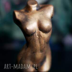 ręczne wykonanie dekoracje rzeźba z gipsu - figurka kobiety w jasnym