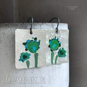 Kolczyki Kwiaty w Szmaragowej Zieleni, z białego mosiądzu