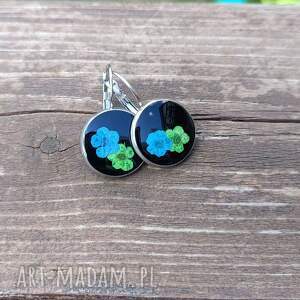 kolory czerni - kolczyki z suszonymi kwiatami wiśni w żywicy