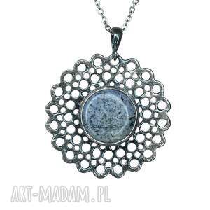 wisiorek z dumortierytem wśród ażurów a1047, wisior ażurowym