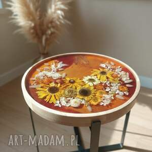 okrągły stolik kawowy z kompozycją kwiatową na bursztynowym tle personalizacja