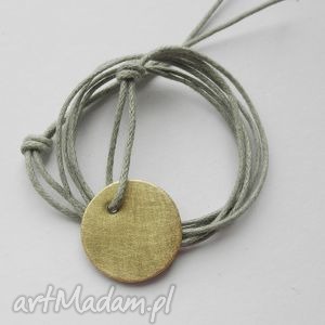 Okrągły wisiorek z mosiądzu na szarym sznurku - handmade