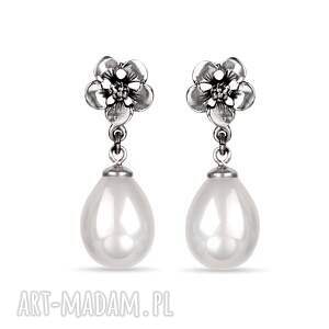 perłowe kolczyki wykończone srebrnymi kwiatami a798 perłami perły