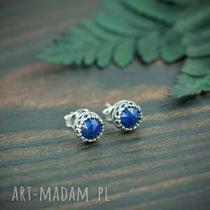 srebrne sztyfty z lapis lazuli w ozdobnej oprawie, kolczyki niebieskim oczkiem