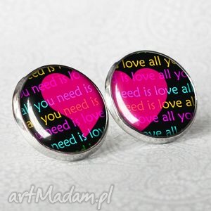 Kolczyki All You Need is Love - serce i napis na prezent (wkrętki, hipoalergiczne, 1,7 cm)