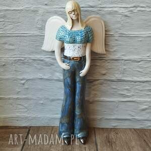 anioł hippiska w jeansach, ceramika