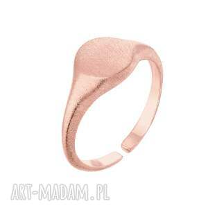 matowy mały sygnet z różowego złota, pierścień, pierścionek, rosegold pozłacany