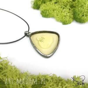 wisiorki szklany medalion trójkąt z płatkiem bratka żółtawy, szklana