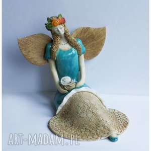 Anioł z szydełkiem i kłębuszkiem wełny - ceramika handmade na prezent