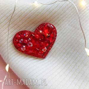 aura accessories czerwona broszka serduszko, serce koralikami