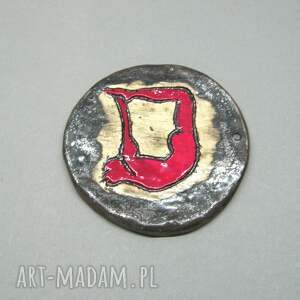 ceramika joga dynamiczna - podkładka z rytowaną pozą jogi w kolorze fuksjowym