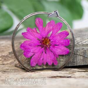 okrągły wisior z barwionym kwiatem z364 prezent