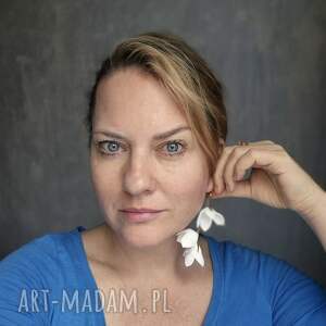 Kolczyki białe kwiaty bigiel antyalergiczny Boho rękodzieło, slub