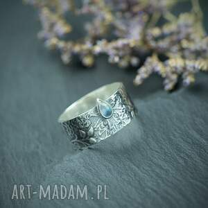 obrączka z kamieniem księżycowym i kwiatowym wzorem, pierścionek niebieskim
