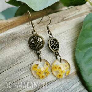 Okrągłe kolczyki z kwiatami czarnego bzu w żywicy k151