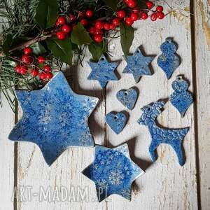 niebieski box pełny ozdób świątecznych, ceramiczne bombki gwiazda ceramiczna