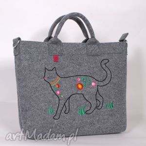 handmade duża, jasna filcowa torba na której zamieszkał kot