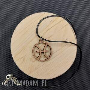 naszyjnik wisiorek drewniany znak zodiaku ryby, astrologia, biżuteria