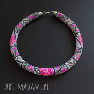 Herinia: różowo - szary naszyjnik koralikowy z motywem kwiatowym, 50 cm - sznur koralikowy