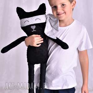 przytulanka dziecięca kot bohater z peleryną, pomysł na prezent, dekoracja