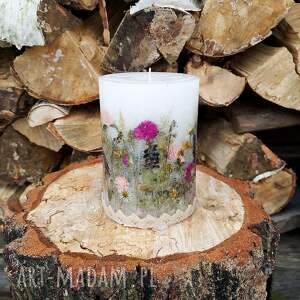 ręcznie robiona świeca botaniczna z suszonymi kwiatami gomfreny kulistej średnia