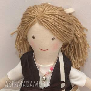 lisa w pudrowym - uśmiechnięta - przytullale dla dziecka