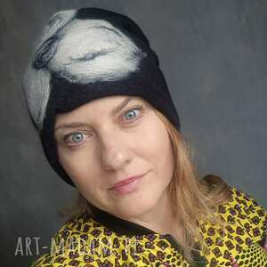 czapka wełniana filcowana zimowa czarna handmade w kwiaty na podszewce