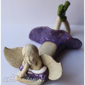 handmade ceramika anioł leżacy zadumany