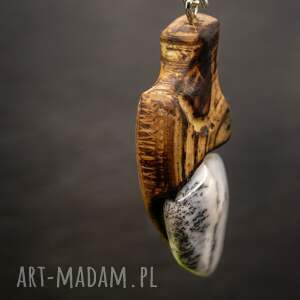 wisiorek z drewna orzecha i białego opalu - ręcznie rzeźbiony, naturalny