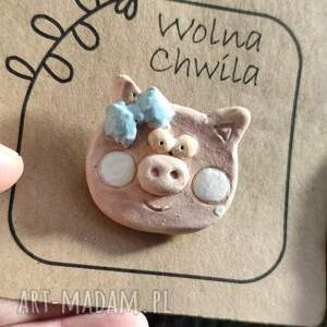Broszka ceramiczna handmade - wesoła świnka na prezent