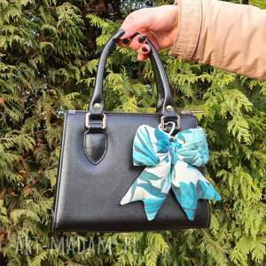 kokarda, wzór kwiatowy, brelok, styl romantyczny