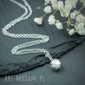 srebrny naszyjnik z białą perłą w ozdobnej oprawie, wisiorek perłowym oczkiem
