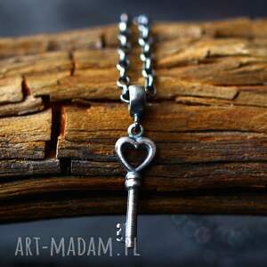 srebrny wisiorek klucz do serca, biżuteria z kluczem, wisior na prezent