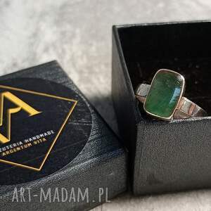 srebrny pierścionek ze szmaragdem ręczne wykonanie, biżuteria artystyczna