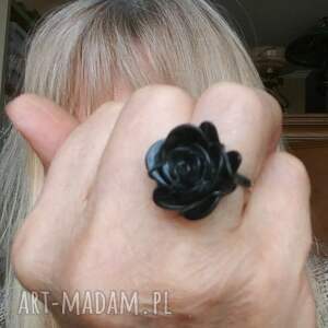 czarna róża w pierścionku handmade uroczy prezent wykonany ręcznie w pojedynczym