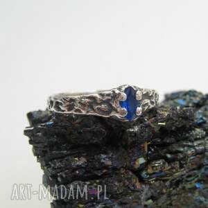 Pierścionek Cyrkonia Szafir Krokodylek, lekki