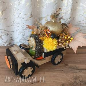 dekoracja jesienna w drewnianym samochodzie stroik jesienny z jeżykiem i złotym