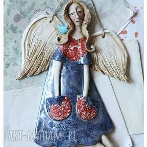 handmade ceramika aniołek lecący w granatowej halce