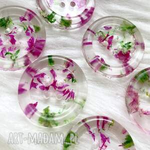 Unikalne guziki z żywicy z suszonymi kwiatami - zestaw sześciu sztuk