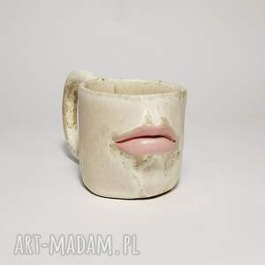 ręcznie rzeźbiony kubek z ustami, ceramika artystyczna, rzeźba użytkowa