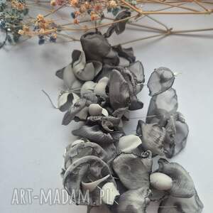 Kolczyki lekkie bujne kwiaty w odcieniach szarości rękodzieło, kol, fo