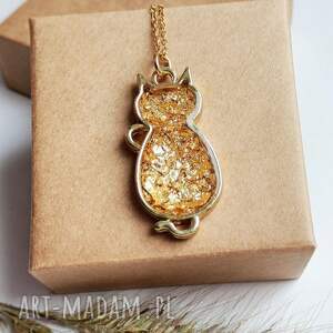 wisiorek z żywicy kot z płatkami złota biżuteria dla kociary, prezent