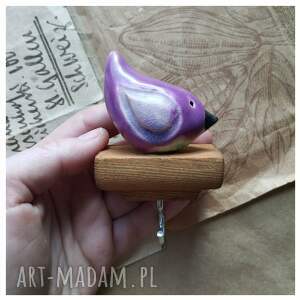wieszak z fioletowym ptaszkiem, ceramika, drewno, ptaszek