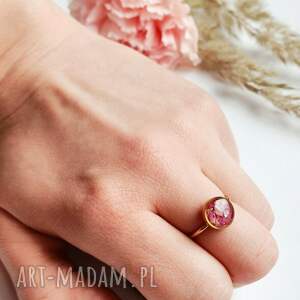 Prezent Pierścionek z żywicy z suszonymi kwiatami płatki róże