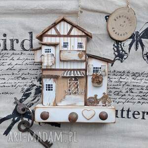 wieszak z jasnymi domkami klucze i inne drobiazgi no 1, pomysł na prezent