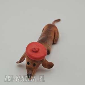 Prezent Jamnik w czerwonym berecie - figurka