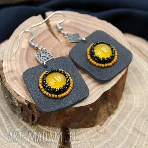 zmrokova workshop skórzane kwadratowe kolczyki z onyksem, haftowane, biżuteria