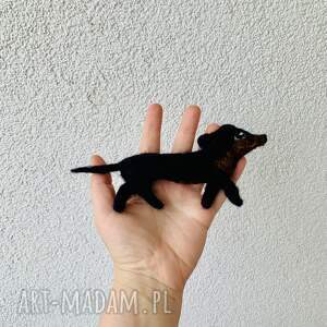 Broszka jamnik z filcu - wełniana ozdoba handmade