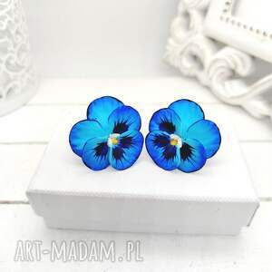 Kolczyki wkrętki z bratkami w niebiesko błękitnych odcieniach