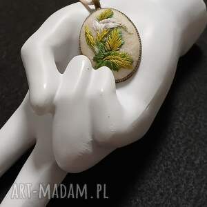 Ręcznie haftowany wisior BIAŁA DAMA, haft płaski, na filcu, stylowo